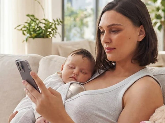 Mama odciągająca pokarm na kanapie